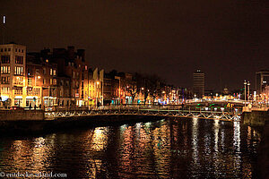 Millenium-Bridge über den Liffey River in Dublin