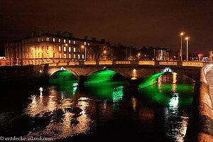 Der Liffey River bei Nacht