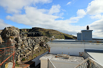 Betriebsgebäude der Signalstation am Mizen Head vor der Derrick Plattform