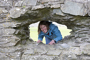 Ein Blick durch die Mauer - Dundrum Castle