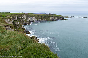 Auf dem Ulster Way entlang der Steilküste