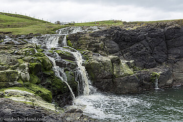 Die Dunseverick Falls fallen ins Meer