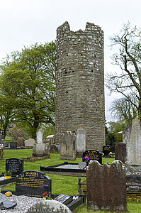 Auf dem Friedhof beim Armoy Round Tower