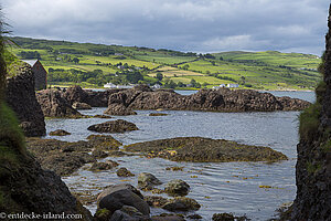 Aussicht aus den Caves of Cushendun in Nordirland