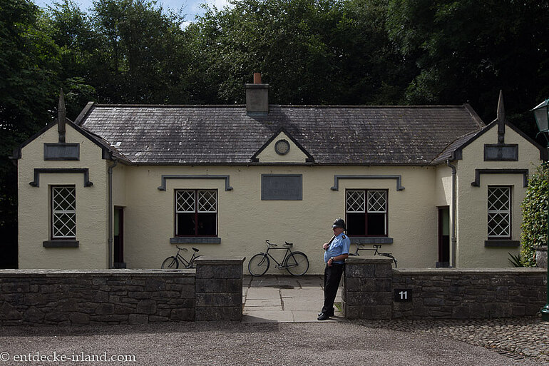 Schulhaus und der Polizist im Folk Park Bunratty