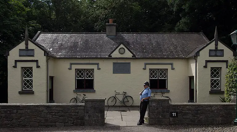 Schulhaus und der Polizist im Folk Park Bunratty