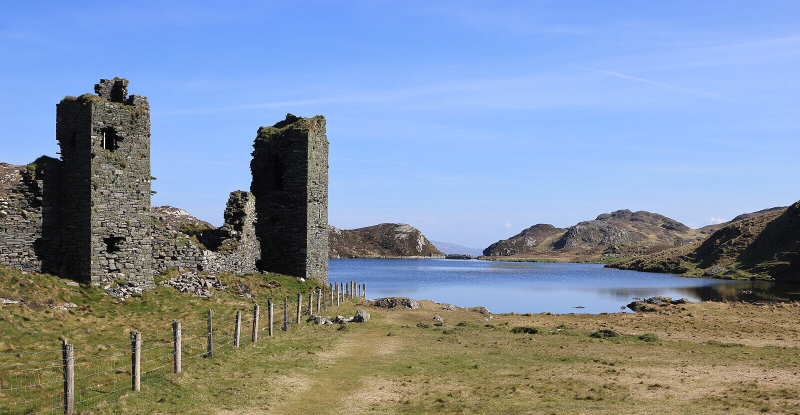 Burgruine Three Castle Head vorm Dun Lough im County Cork