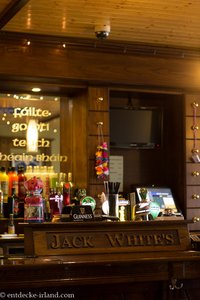 Theke im Pub Jack Whites an der Brittas Bay